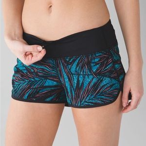 Lulu Lemon Athletica Speed Short 2.5” Palm Lace Tofino Teal Multi / Black Size 4